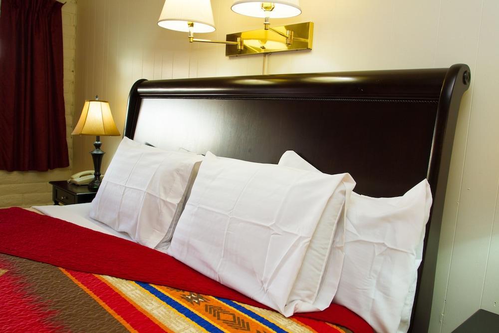 Brad'S Desert Inn Холбрук Экстерьер фото