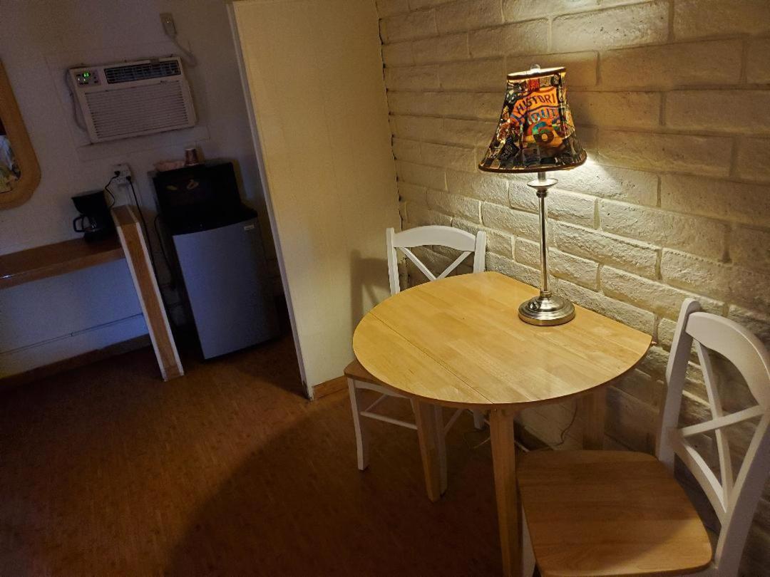 Brad'S Desert Inn Холбрук Экстерьер фото